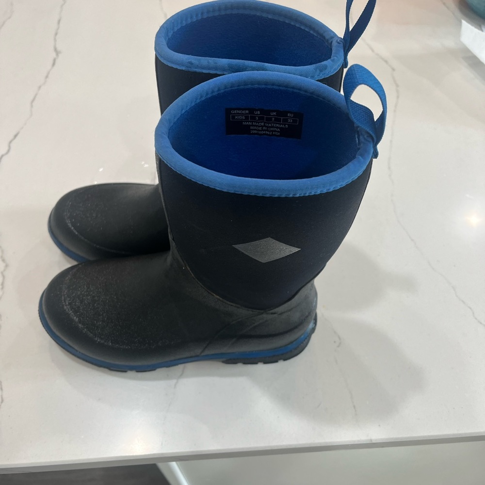 Like New!!! Unisex Muck boots. Smoke free home